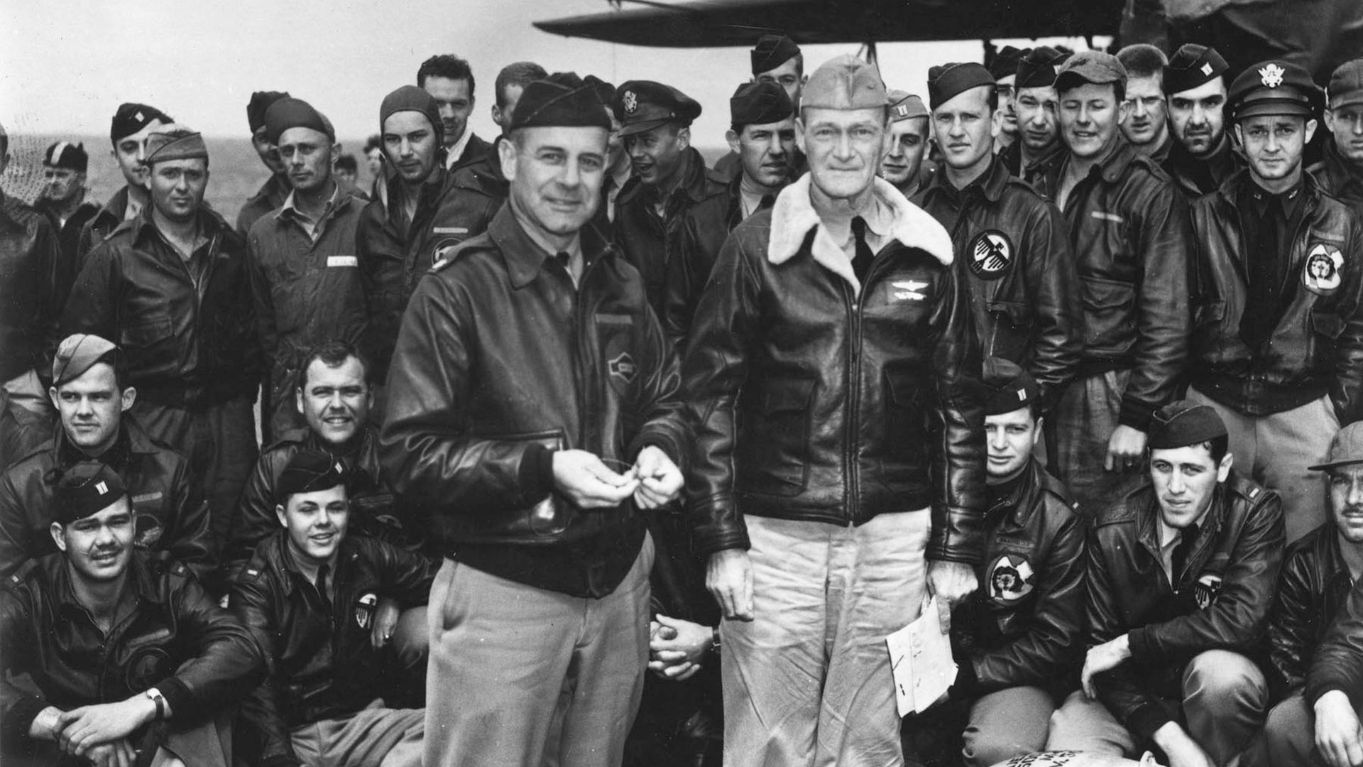 El teniente Coronel James H. Doolittle (izquierda) posa con miembros de la tripulación de la USAAF en la cubierta de vuelo del Hornet.
