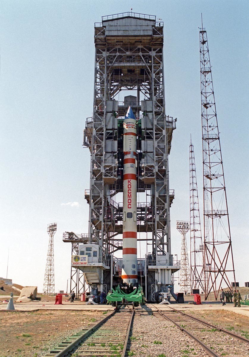 Persiapan peluncuran dari Kosmodrom Kapustin Yar, 1999.