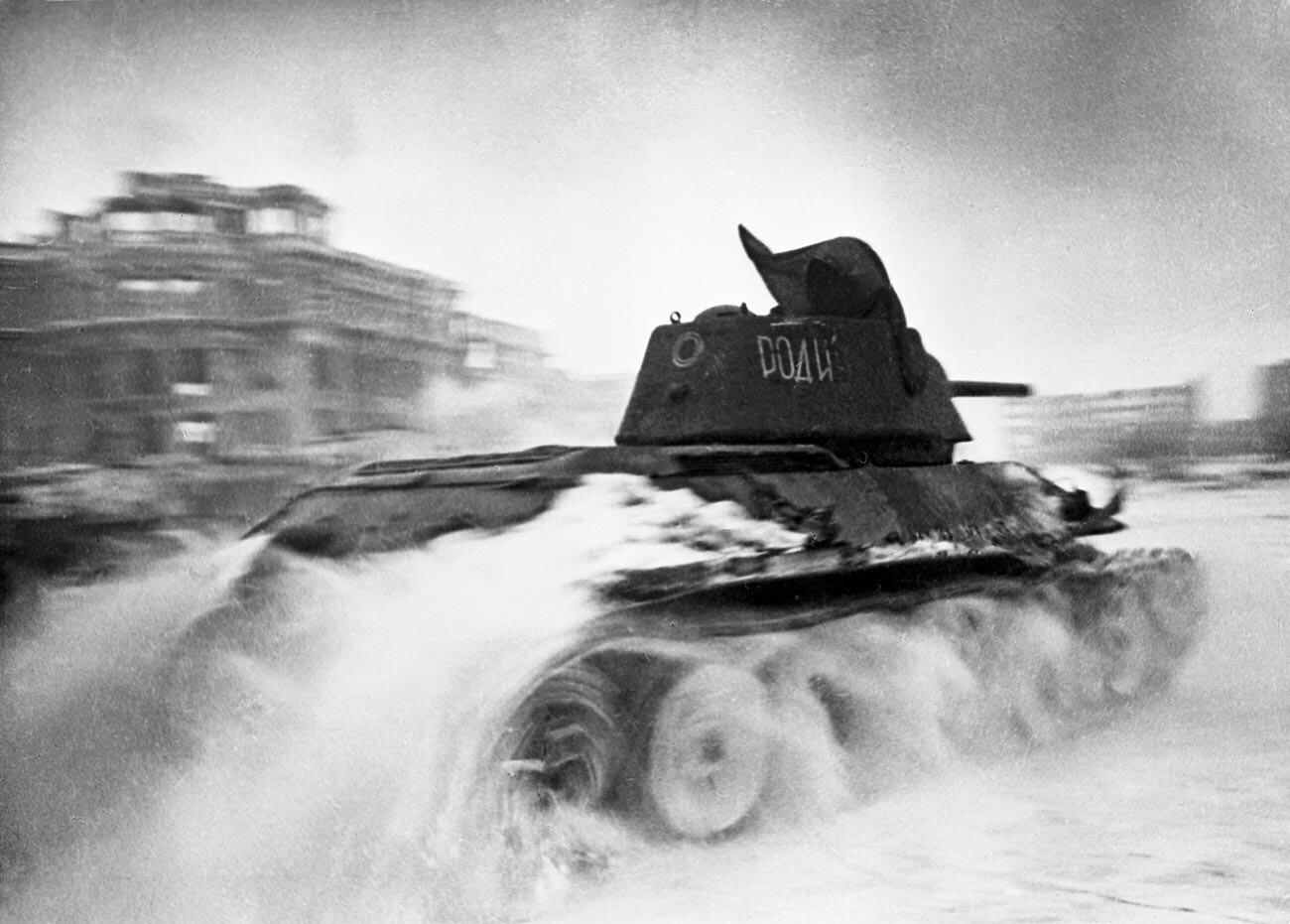 Der Große Vaterländische Krieg (1941-1945). Stalingrad, Februar 1943 Sowjetische Panzer in der Stadt.