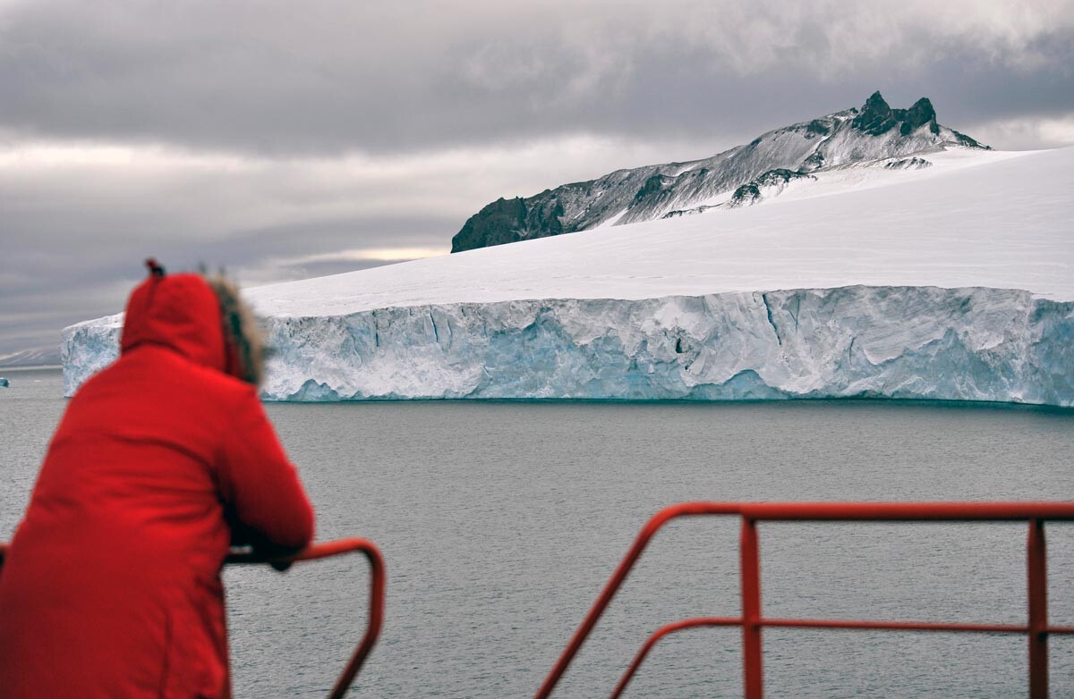Kapal pemecah es bertenaga nuklir 50 Let Pobedy melakukan ekspedisi Kutub Utara, 20 Agustus 2017. 