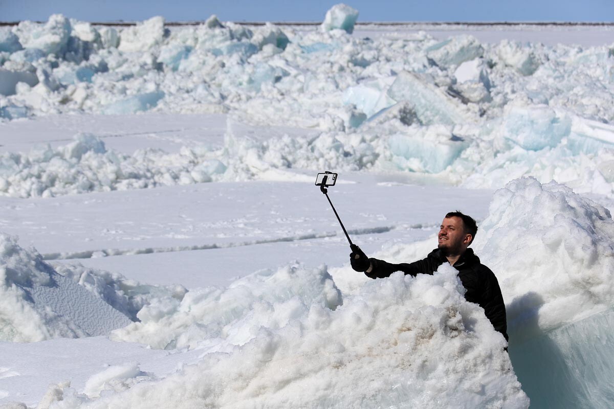 Es yang mengapung di Sungai Yenisei di Semenanjung Taimyr, Kota Dudinka, 30 Mei 2021.