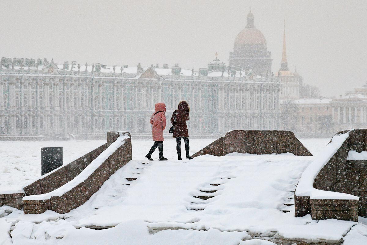 Kota Sankt Peterburg sewaktu musim dingin.

