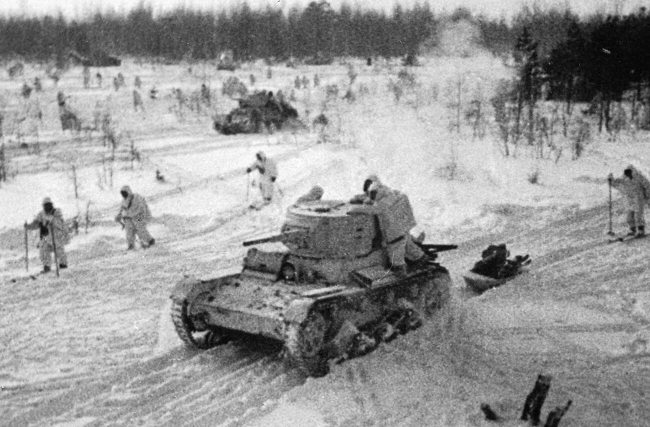 Tanques soviéticos del Frente Noroeste en la ofensiva