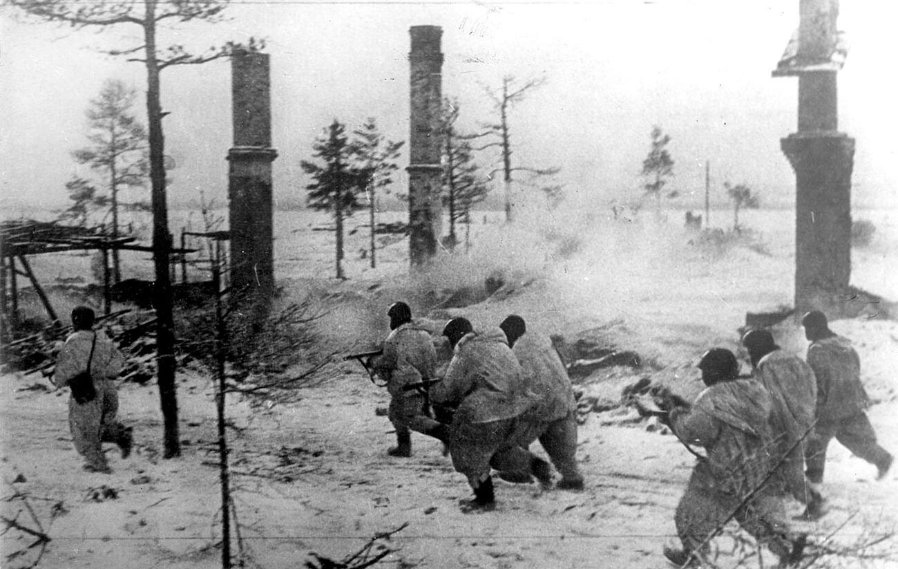 Tropas soviéticas durante la operación Iskra.
