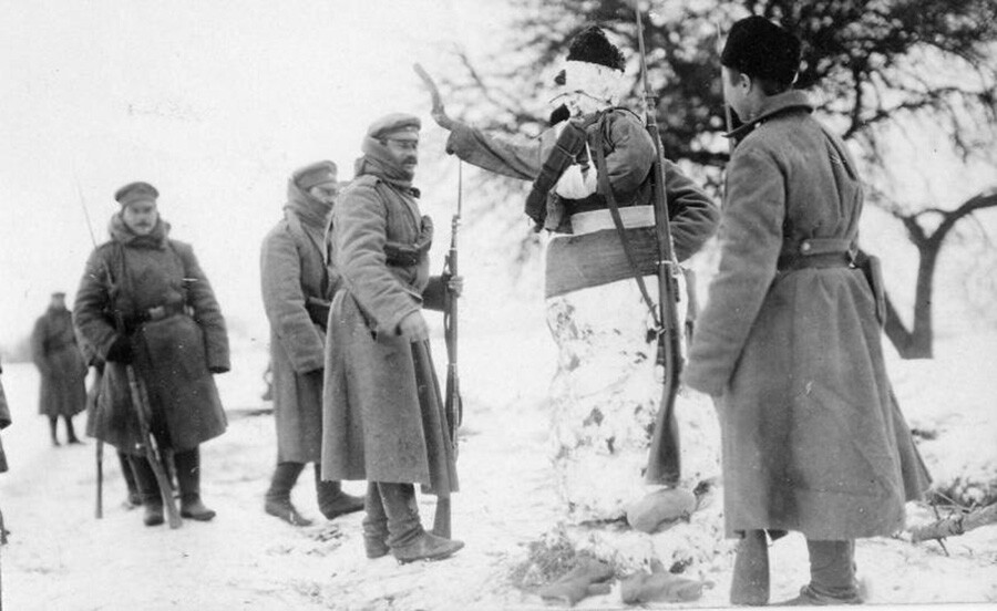 ロシアの兵士たち第一次世界大戦の前線で雪だるまを作った。