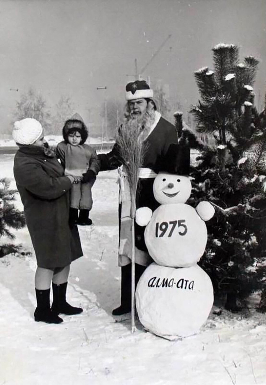 1975年のカザフスタンで作られたジェド・マロースと完璧な雪だるま。