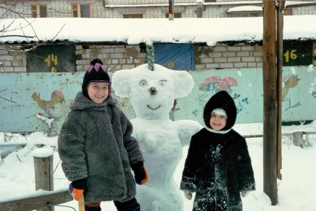 1990年代の子どもたちとチェブラーシカの雪だるま。