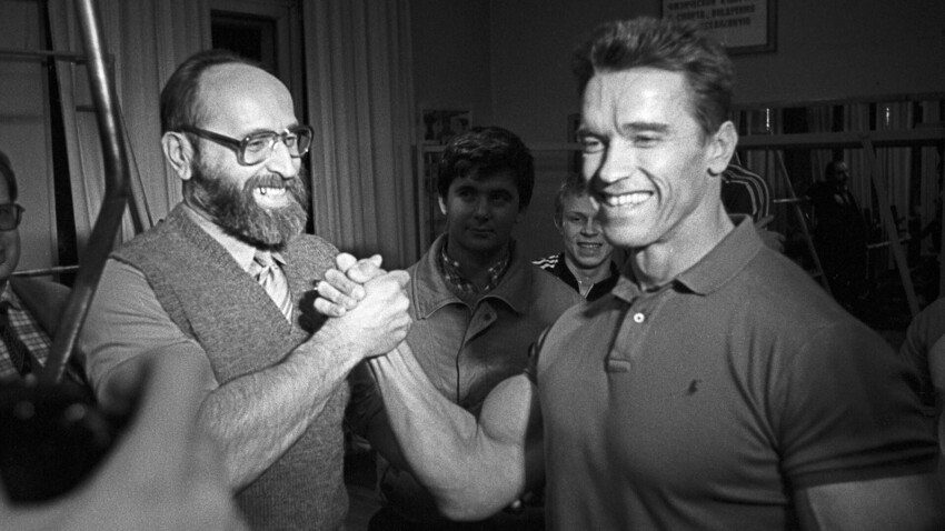Arnold Schwarzenegger na srečanju z Jurijem Vlasovom med obiskom Moskve na snemanju filma Rdeča vročica, 1988