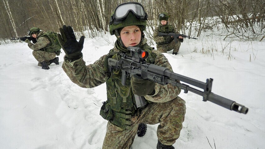 Vojaki z avtomati Kalašnikova AK-74M med predstavitvijo zaščitne opreme Ratnik na poligonu Alabino