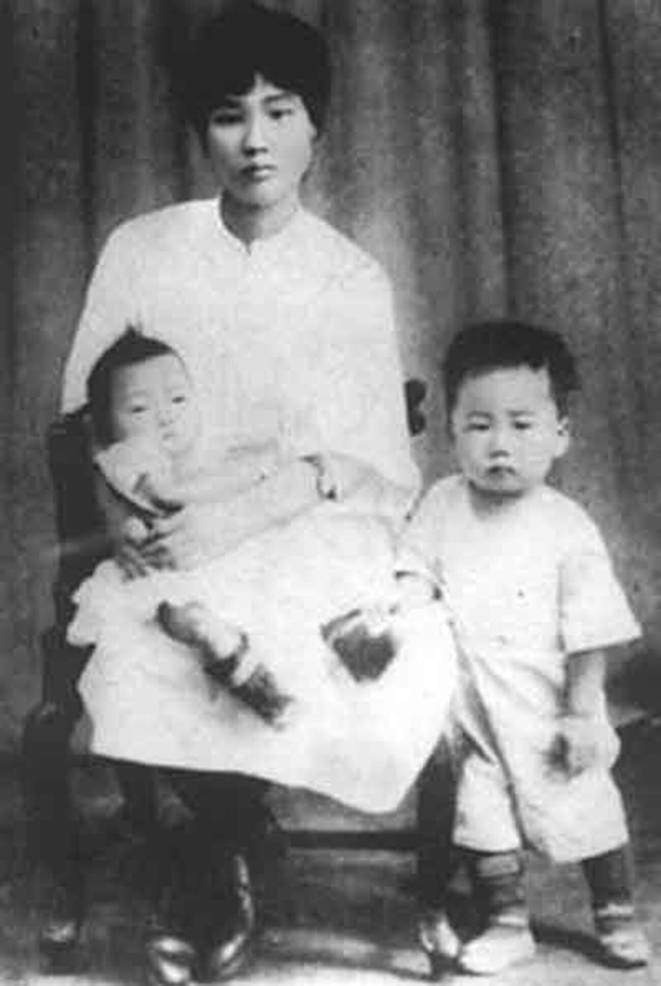 Yang Kaihui y sus hijos Mao Anqin y Mao Anying.
