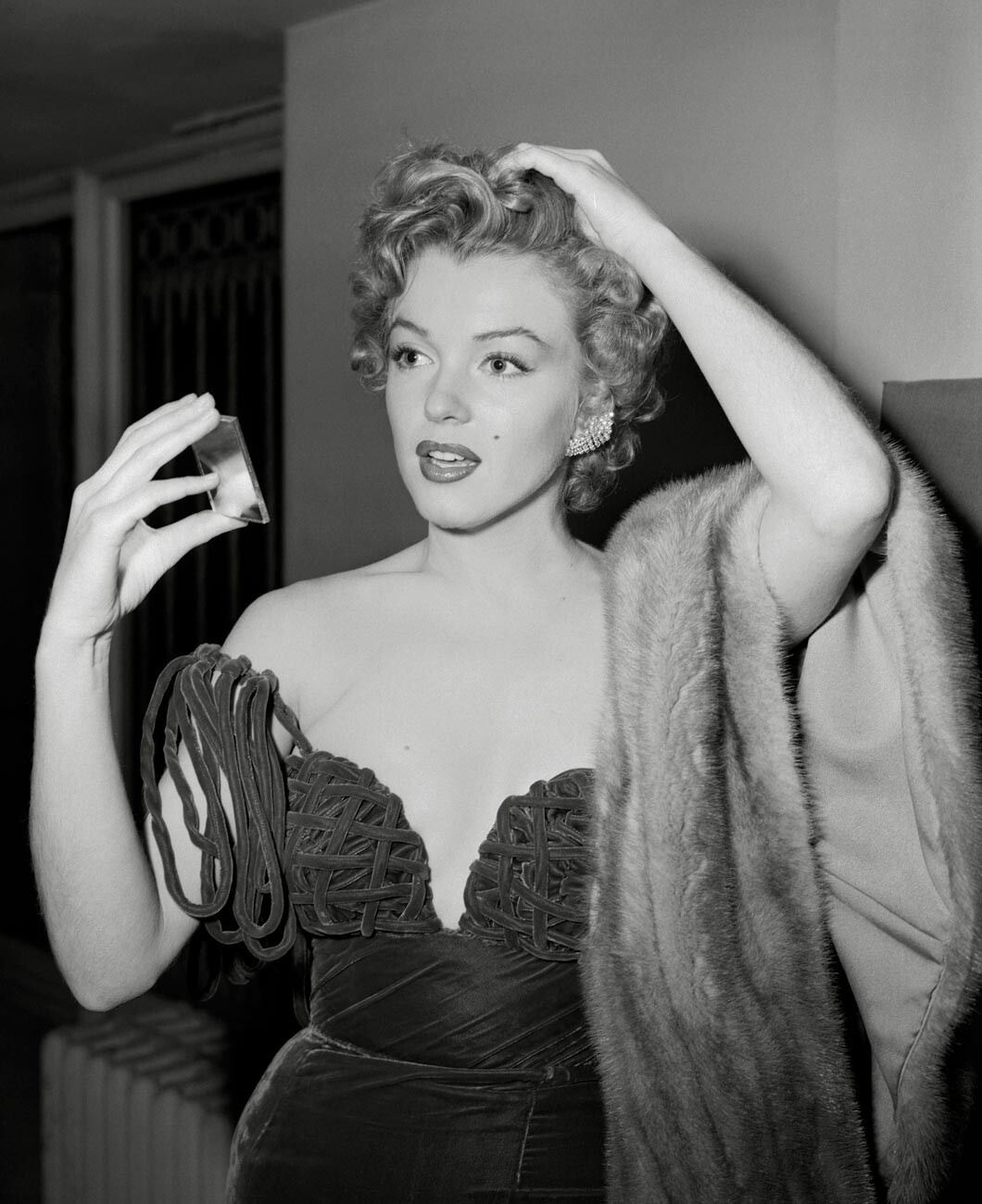 Marilyn Monroe mengenakan gaun rancangan Oleg Cassini di Golden Globe Awards 1952.