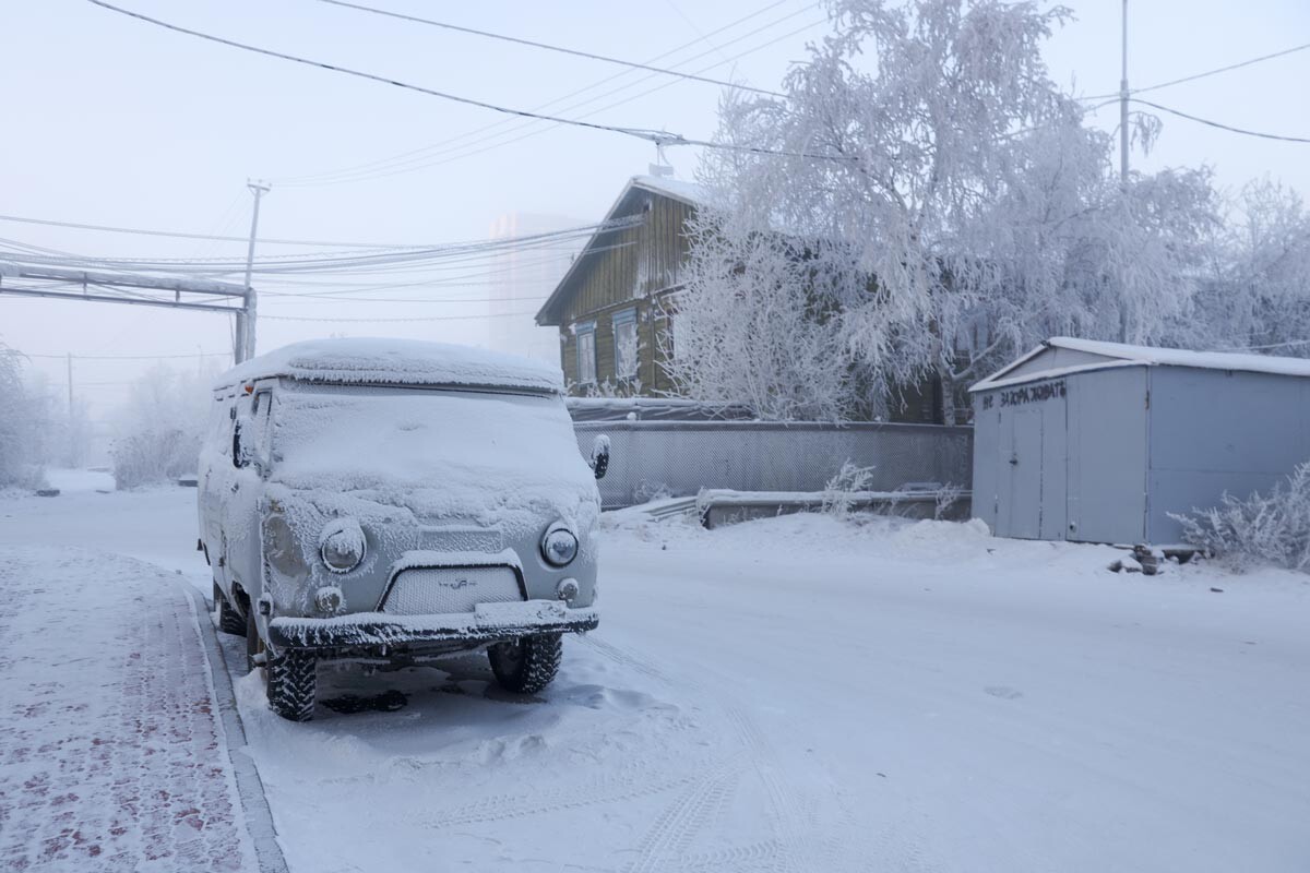 Якутск. Автобус УАЗ на одной из улиц города. Температура минус 48 градусов. 