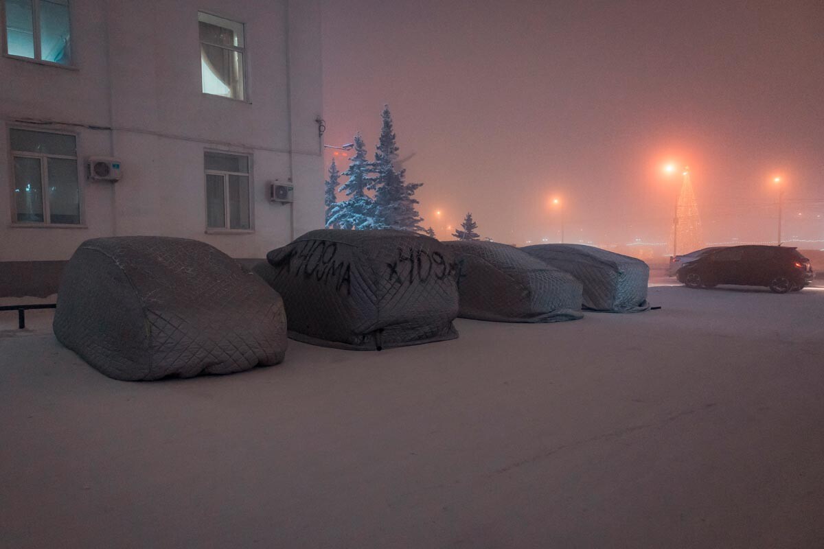 Припаркованные автомобили, укрытые чехлами на одной из улиц в Якутске. Температура около минус 50. 