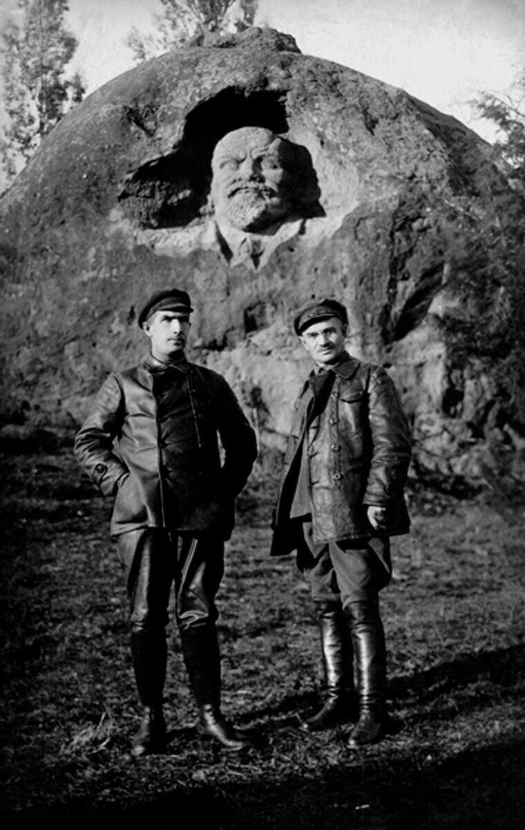 Zaposleni v Čeki pri enem od prvih Leninovih spomenikov v Kislovodsku, 1924.
