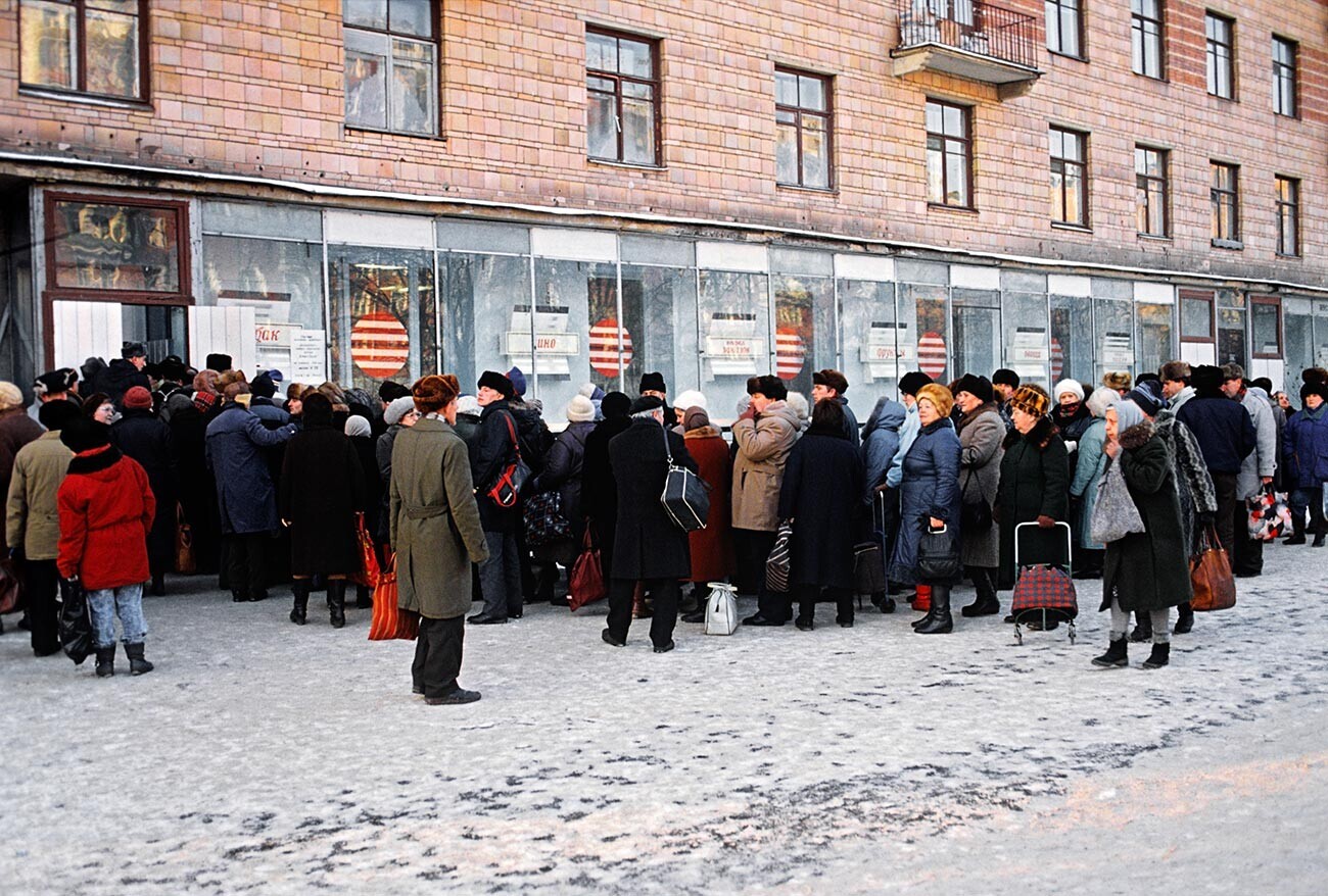 Antrean ke toko di Moskow selama krisis makanan pada tahun 1991.