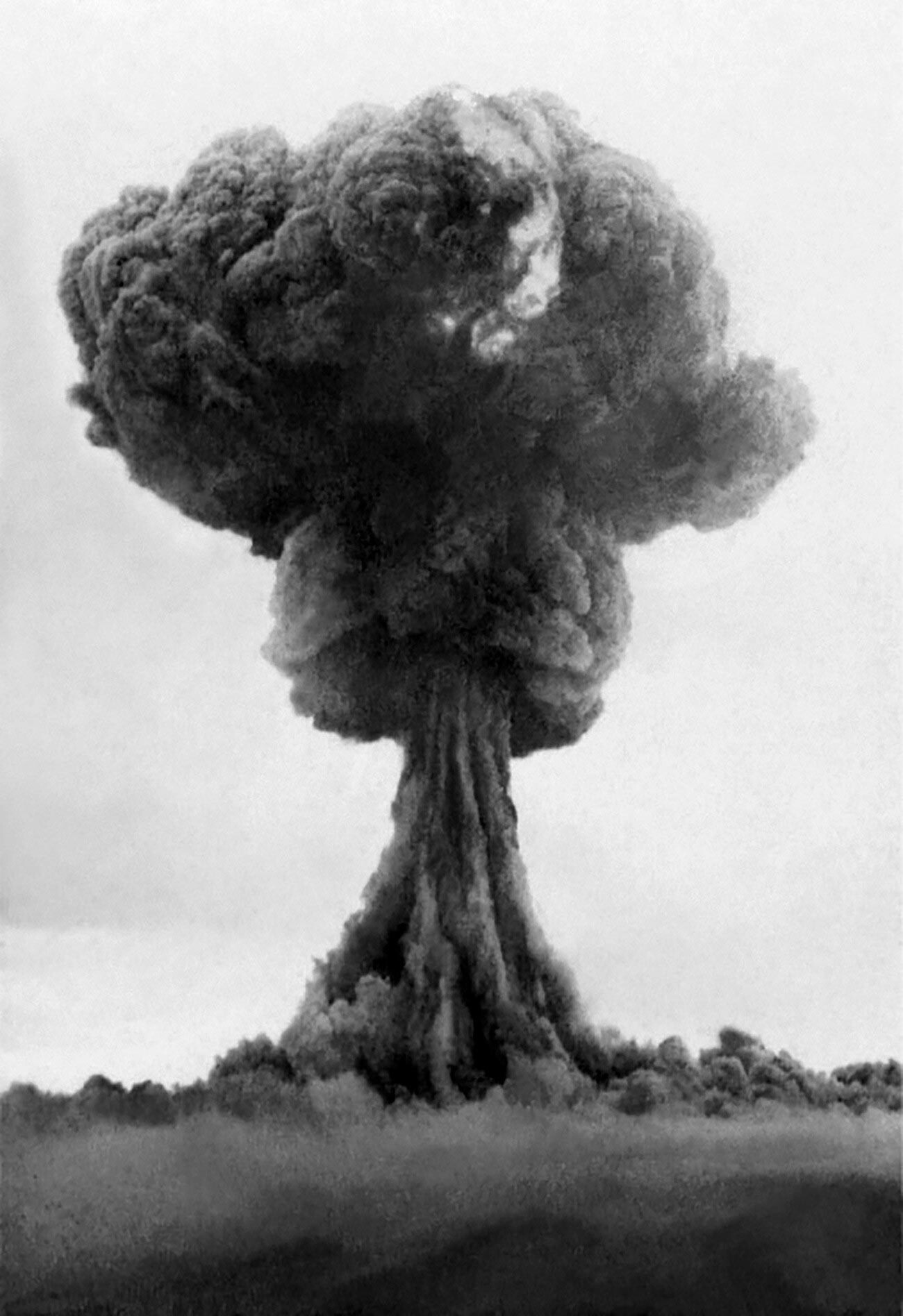 El hongo nuclear tras la explosión de la RDS-1, la primera bomba nuclear soviética, 1949