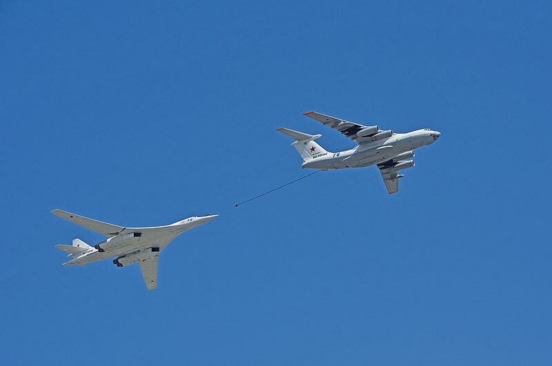 Tu-160 y IL-78 de repostaje en vuelo