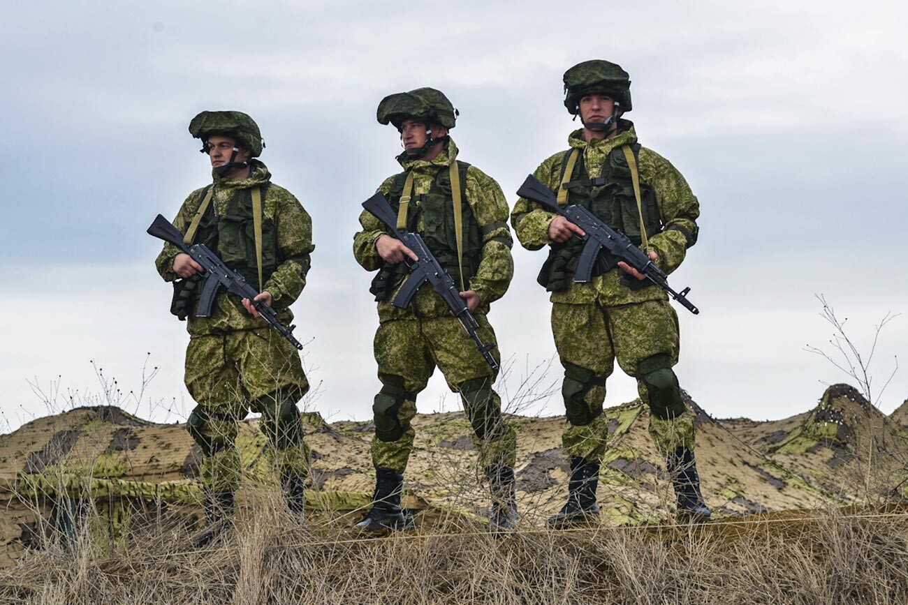 Pripadniki ruske vojske med vajami na Krimu