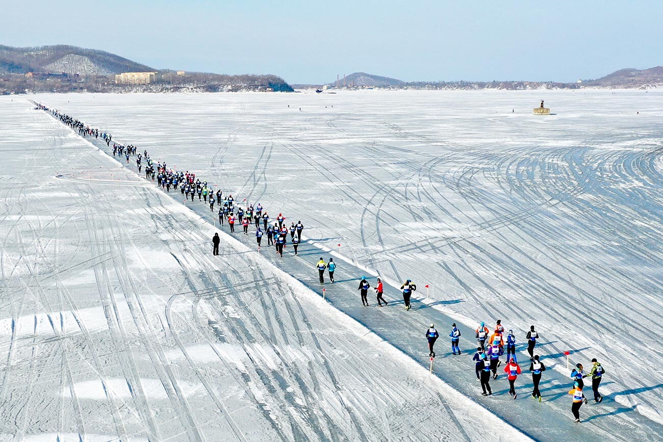 Участники ледового полумарафона Honor Vladivostok Ice Run у острова Русского. Участниками забегов на дистанции в 5, 10 и 21,1 километра стали более 1 тыс. человек из 15 регионов России. Для детей подготовлены трассы в 1 и 0,5 километра