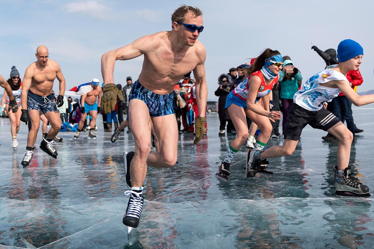 Старт участников международного байкальского ледового марафона 