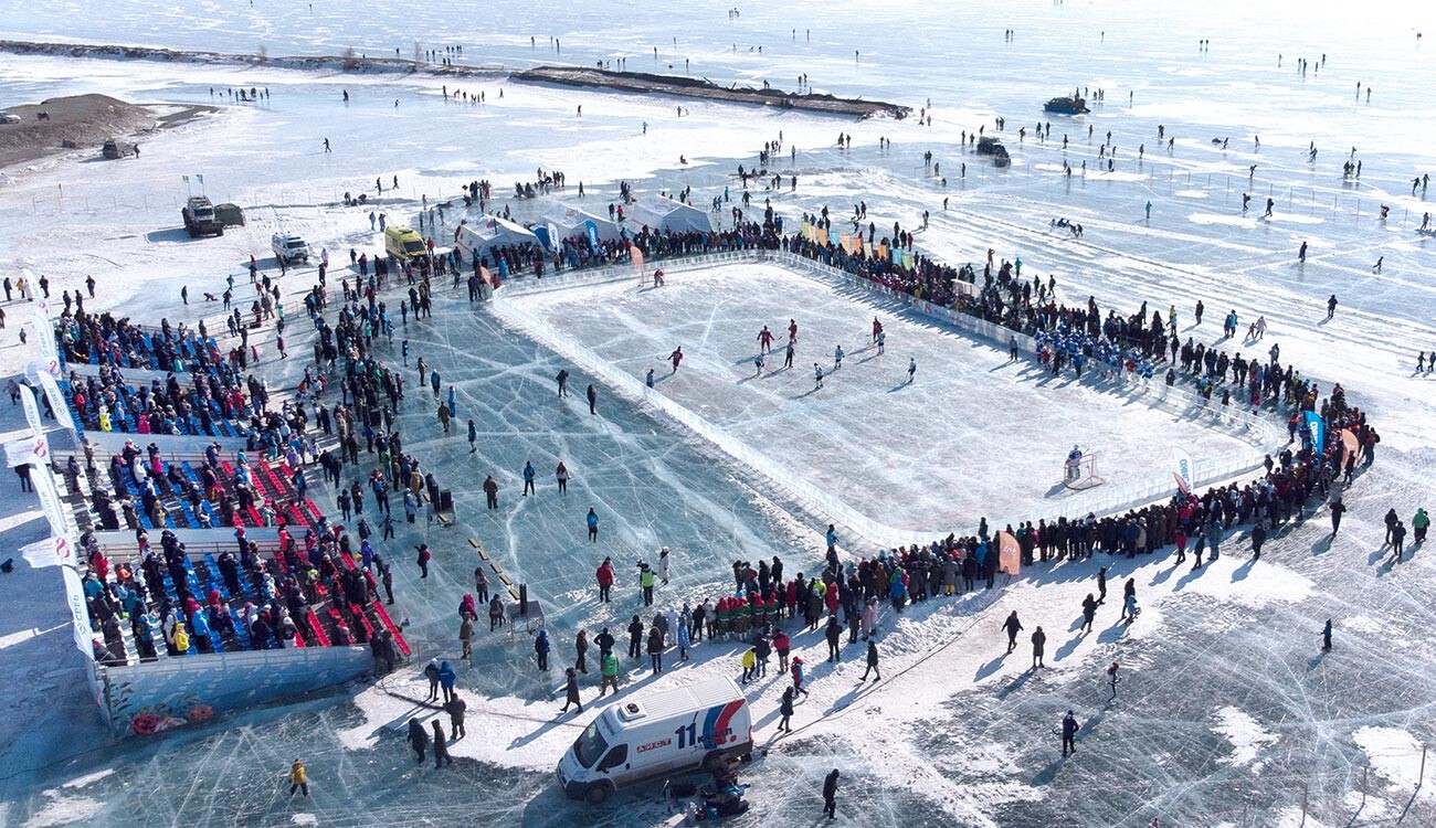Во время хоккейного матча на озере Байкал в поселке Большое Голоустное. 2021 год в Иркутской области объявлен Годом Байкала