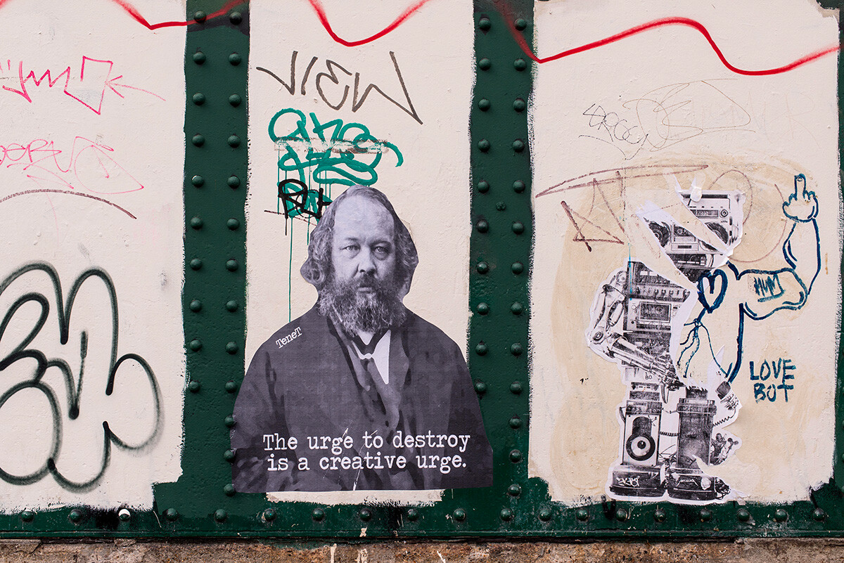 Налепљена на зид слика Михаила Бакуњина са цитатом: „Нагон за уништењем је такође креативни нагон“. 