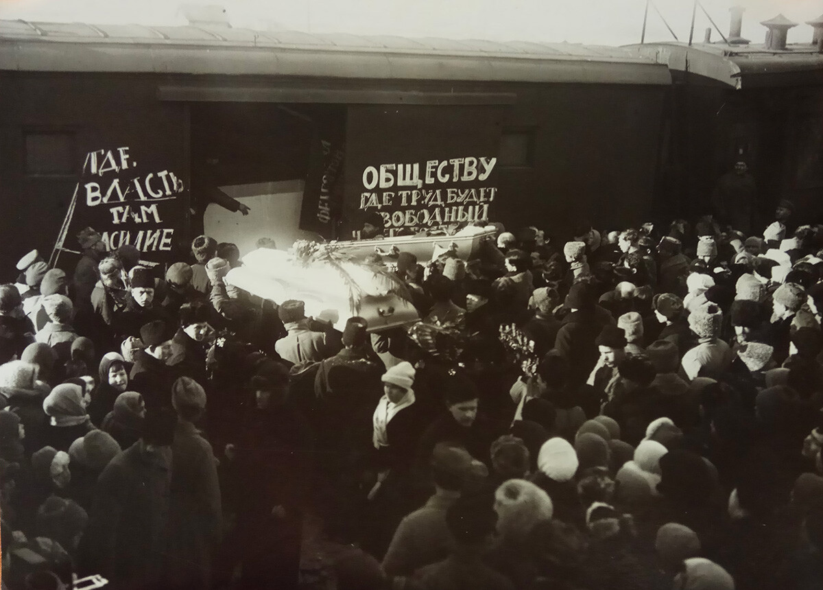 Преношење сандука са телом у вагон ради транспорта из Дмитрова у Москву.