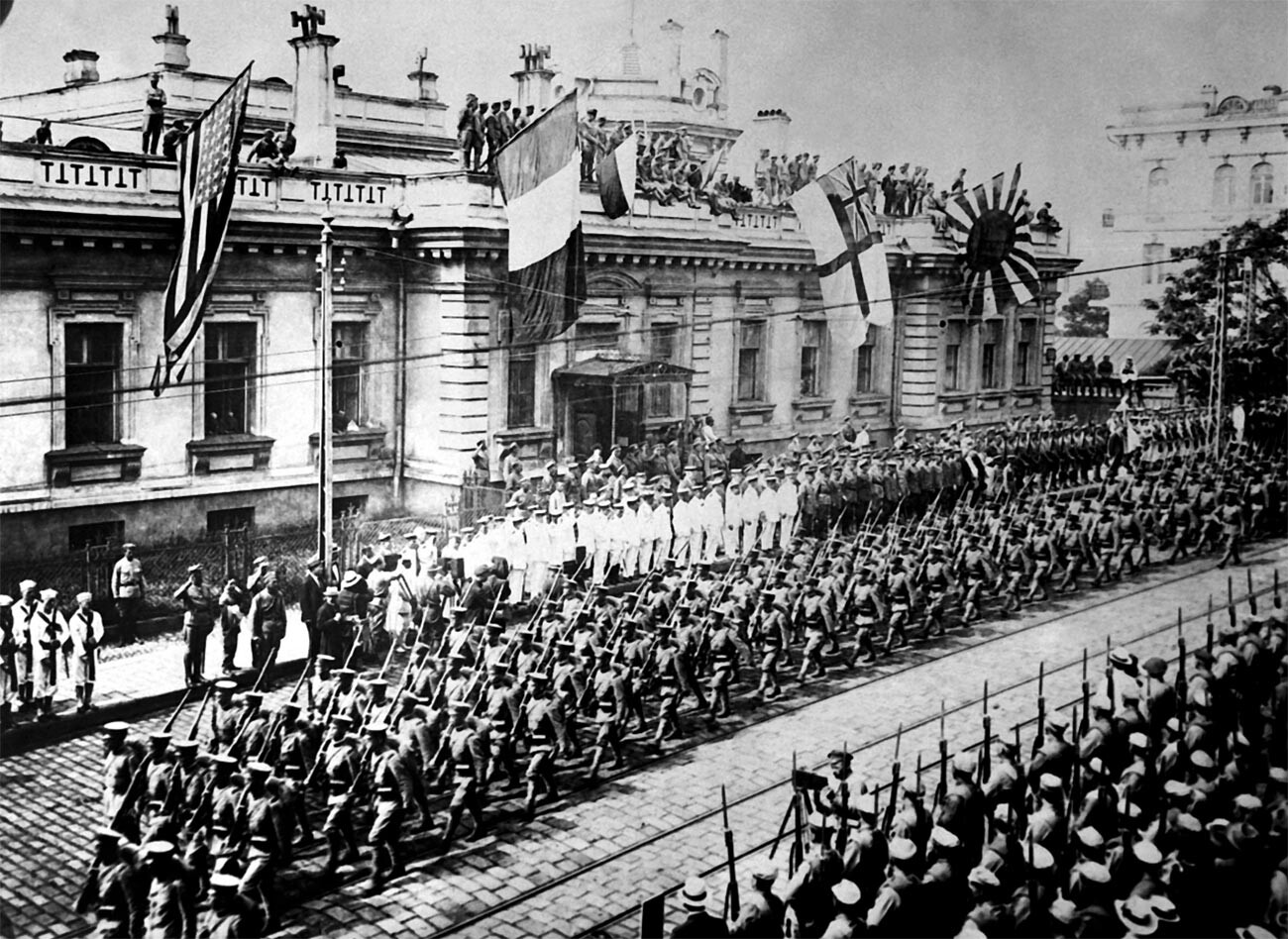 Soldados y marineros aliados en Vladivostok, Rusia, septiembre de 1918.