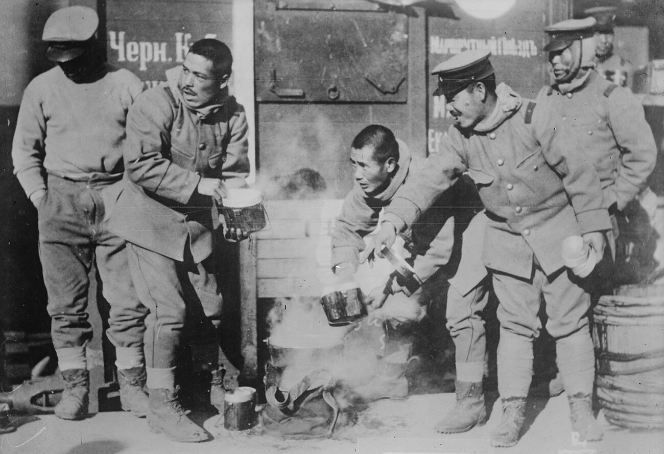 Soldados japoneses en una cantina militar en Siberia.
