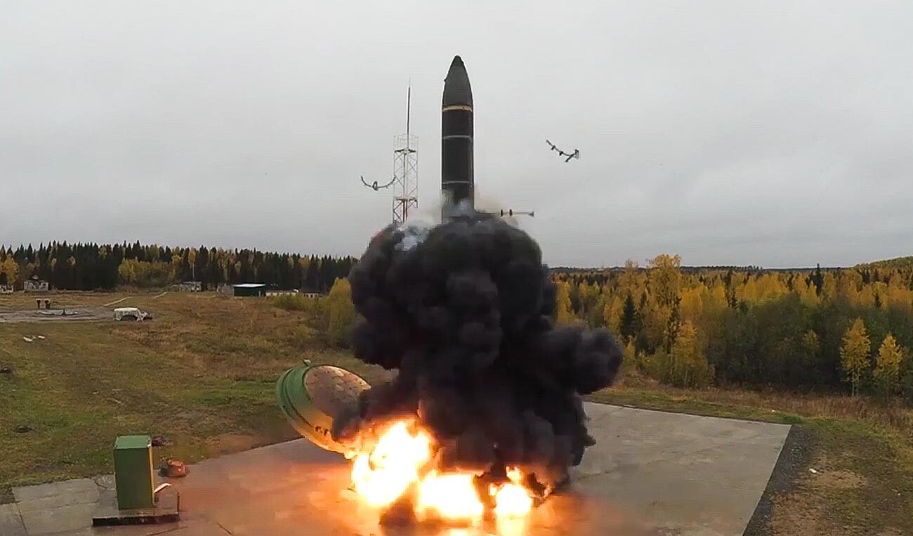 「トーポリM」大陸間弾道ミサイルの試験発射