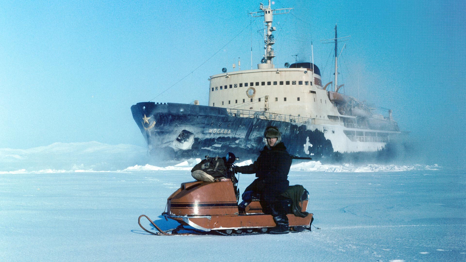 シロイルカのために進路を作っている砕氷船「モスクワ」