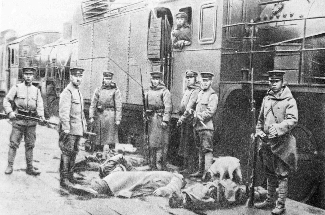 Јапонци позираат покрај телата на своите жртви.
