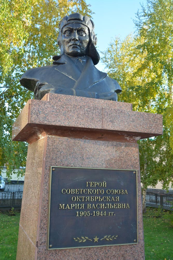 Monumento a la Héroe de la Unión Soviética María Oktiabrskaia en Tomsk.