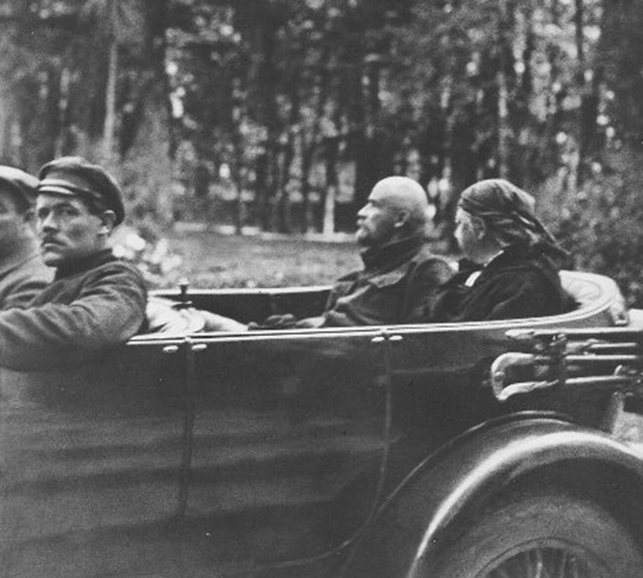 Vladímir Lenin y su esposa Nadezhda Krupskaya en un coche
