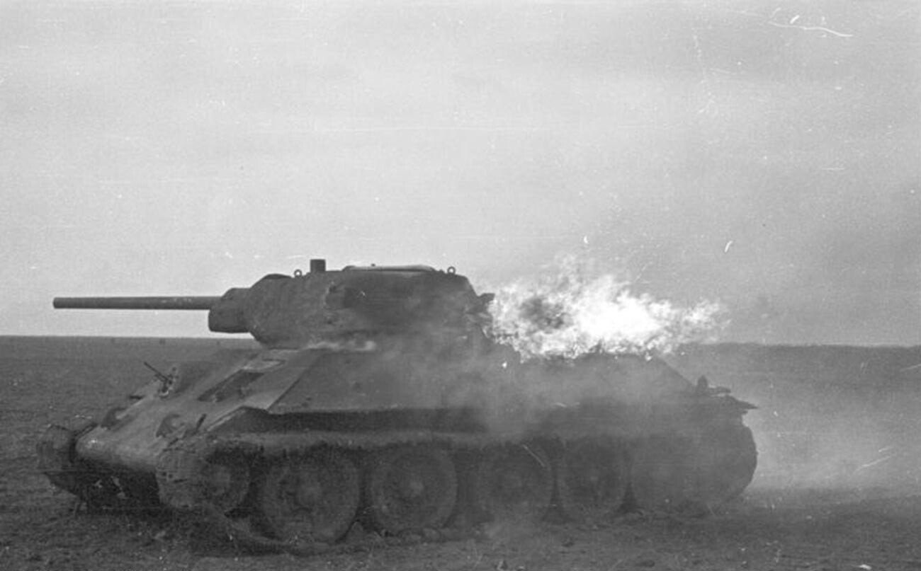 Горящий Т-34 в битве за Дубно-Луцк-Броды. 