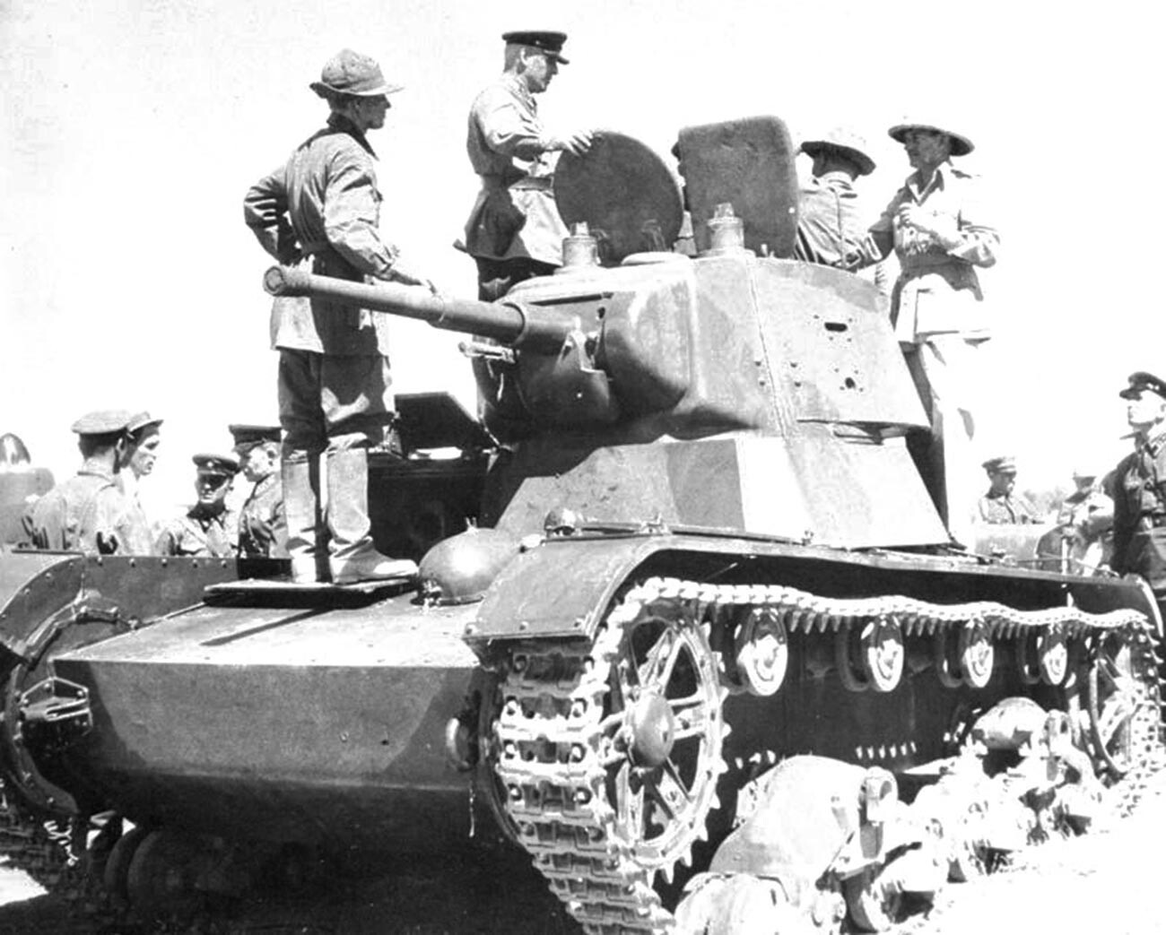 Британские солдаты осматривают советский танк Т-26 в Иране.