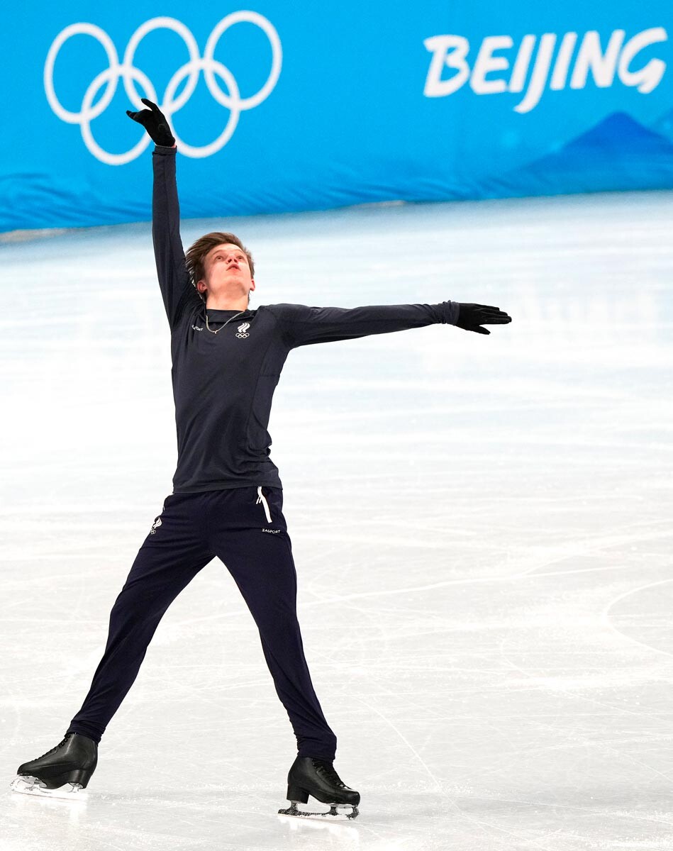 Ruski sportaš Jevgenij Semenjenko (u timu Olimpijskog odbora Rusije) na treningu uoči ekipnog natjecanja u umjetničkom klizanju na 24. Zimskim olimpijskim igrama 2022. 