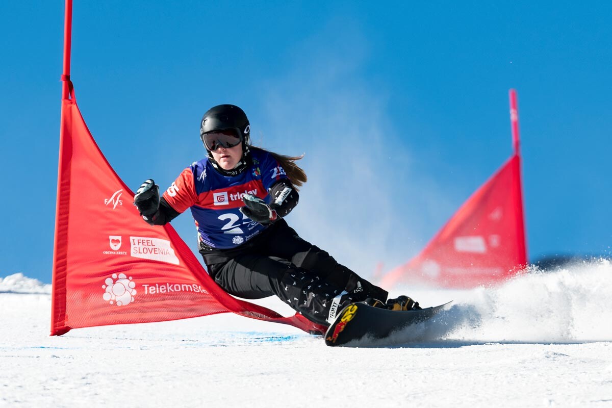 Sofija Nadiršina iz Rusije tijekom kvalifikacija za paralelni slalom za žene na Svjetskom prvenstvu u snowboardingu u Alpima, 2. ožujka 2021. u Rogli u Sloveniji. 