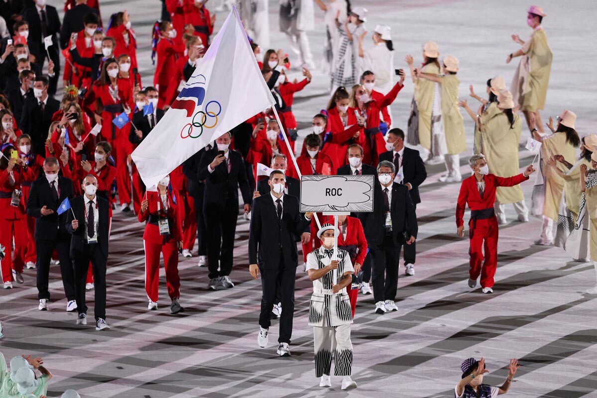 Nosioci zastave Sofija Velikaja i Maksim Mihajlov iz tima Olimpijskog odbora Rusije na ceremoniji otvaranja Olimpijskih igara 2020. u Tokiju. 23. srpnja 2021. Tokio, Japan. 
