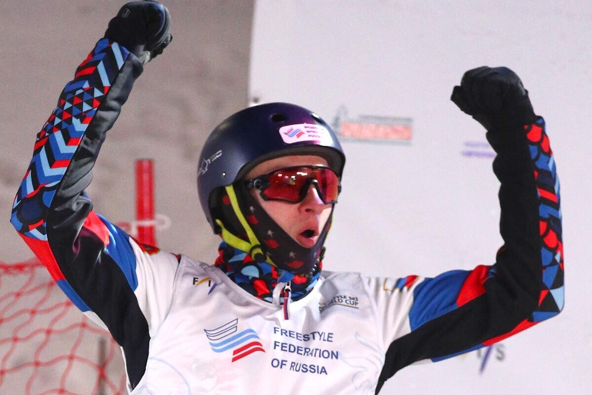 Atlet Rusia Maxim Burov setelah melompat selama final Piala Dunia Gaya Bebas FIS dalam disiplin akrobat ski di Pusat Olahraga dan Rekreasi Podolino.