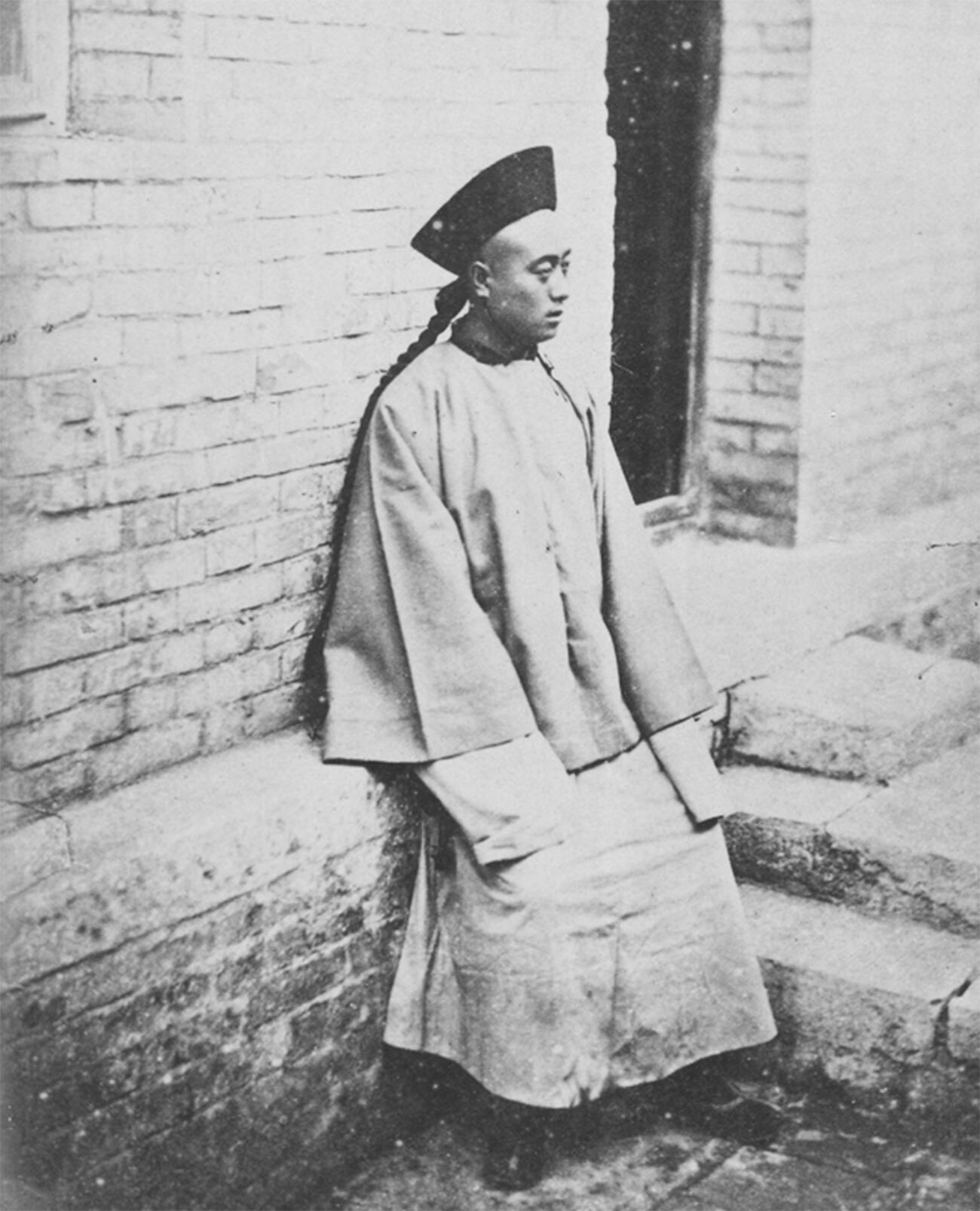 Албазински младић. Абазински ратни заробљеници су били православни верници, али су прихватили кинески језик и обичаје након манџруског освајања 1685. године. Пекинг, 1874.