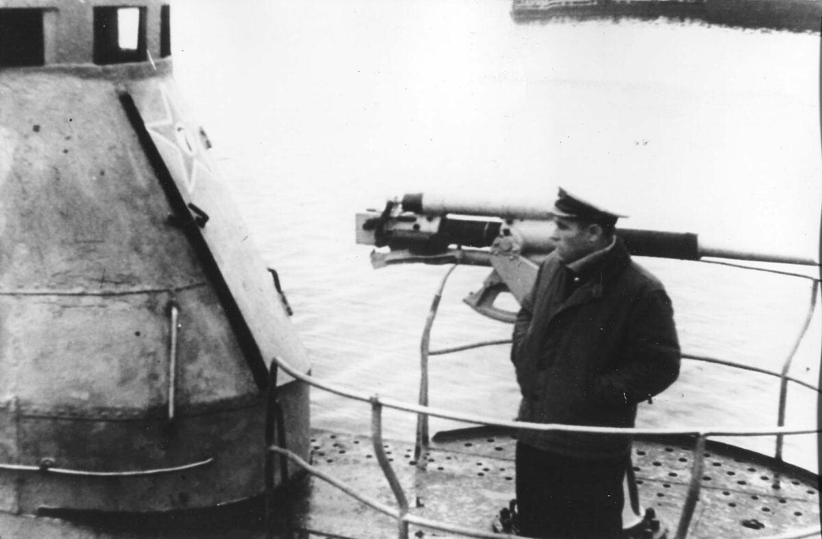Командир «Щ-303» И.В. Травкин на палубе своего корабля.