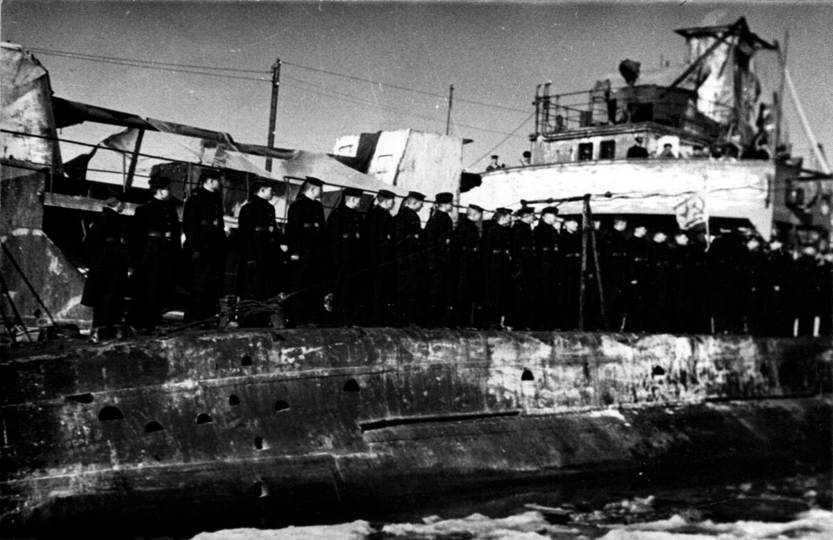 Вручение экипажу подводной лодки «Щ-303» гвардейского знамени 1 марта 1943 года.