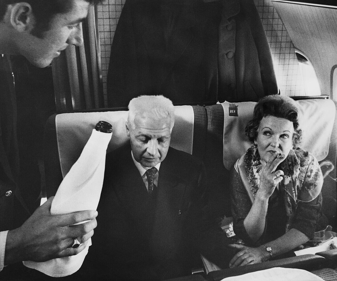 Los espías rusos Morris y Lona Cohen salen del aeropuerto londinense de Heathrow en un vuelo de la BEA con destino a Varsovia, el 24 de octubre de 1969.