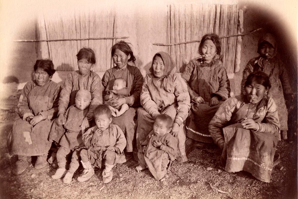 Нанайские матери и дети. Посредине старуха - жена шамана, 1900-е