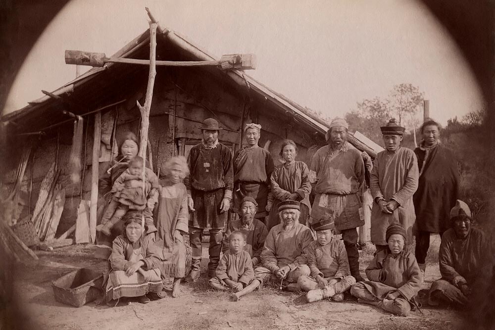 Нанайцы перед юртой, 1900-е 