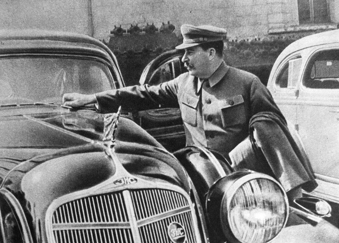 Sovjetski komunistički vođa Josif Staljin (1879.-1953.), pored svog automobila. 