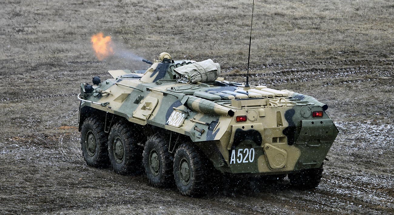 БТР-80 выдвигается на позиции в составе батальонной тактической группы и ведет огонь по условной бандгруппе