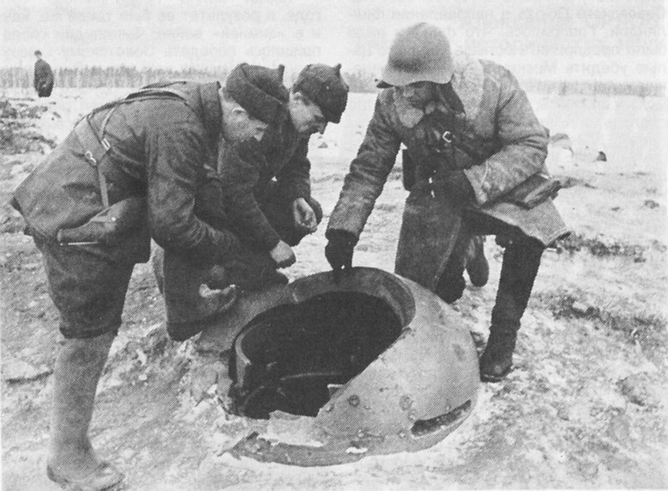 Група војника Црвене армије прегледа оклопну утврђену ватрену позицију финских војника.