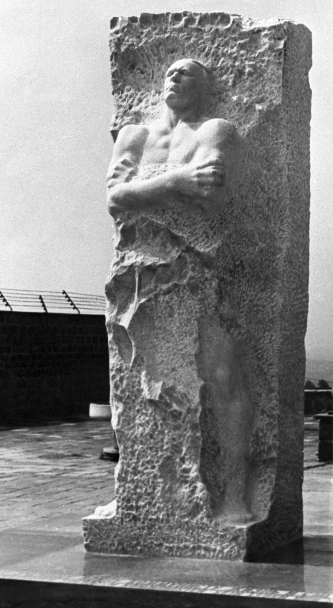 Споменик хероју Совјетског Савеза, брутално мученом од нациста, генерал-лајтнанту Дмитрију Карбишеву. Налази се на територији бившег нацистичког концентрационог логора Маутхаузен у Аустрији. Скулптор Владимир Цигал.